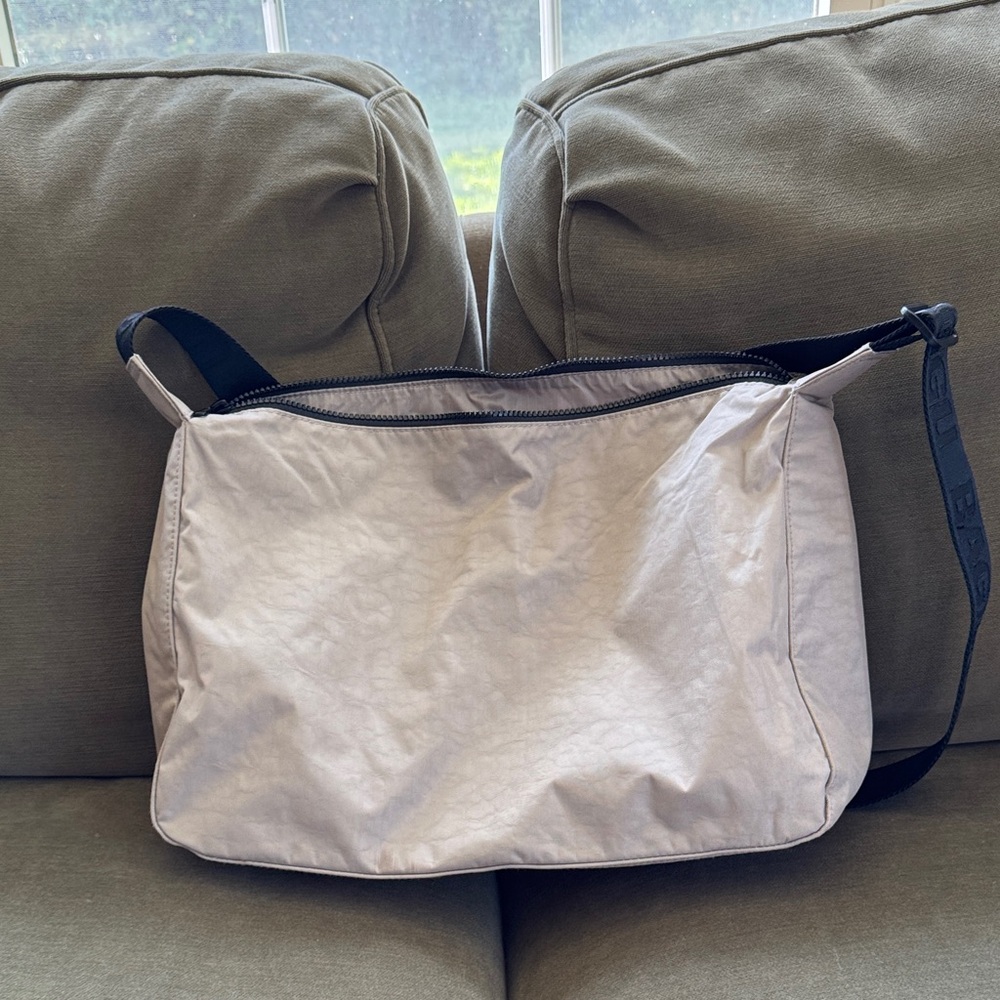 BAGGU Tan Messenger Bag with Black Accents - Picture 8 of 8